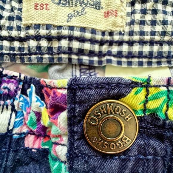 🌺 OshKosh B’gosh Girls Navy Floral Shorts | Size 5 - Picture 2 of 7